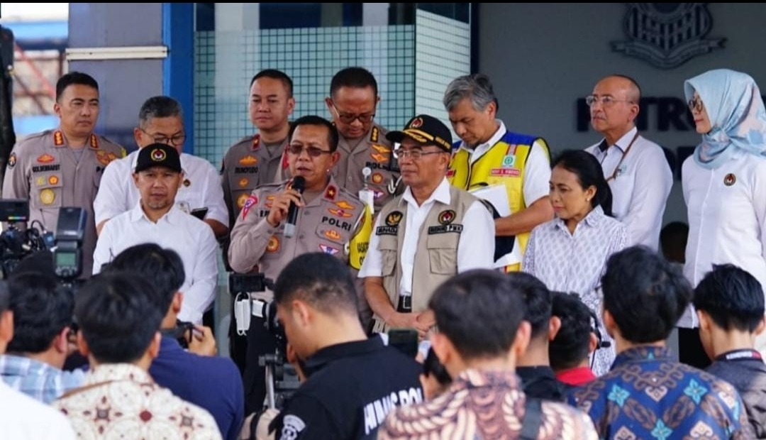 Pemerintah Tinjau Pengamanan Mudik di Gerbang Tol Cikarang Utama