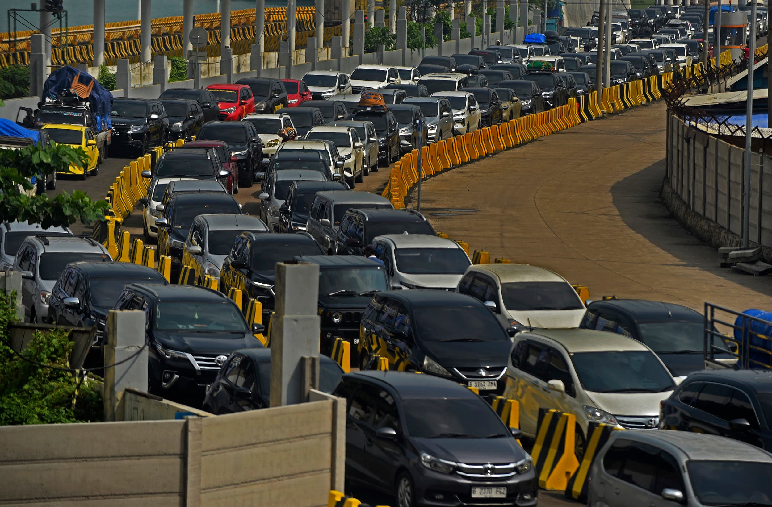 Volume Kendaraan Meningkat di Sejumlah Gerbang Tol Utama Trans Jawa selama Libur Idul Fitri
