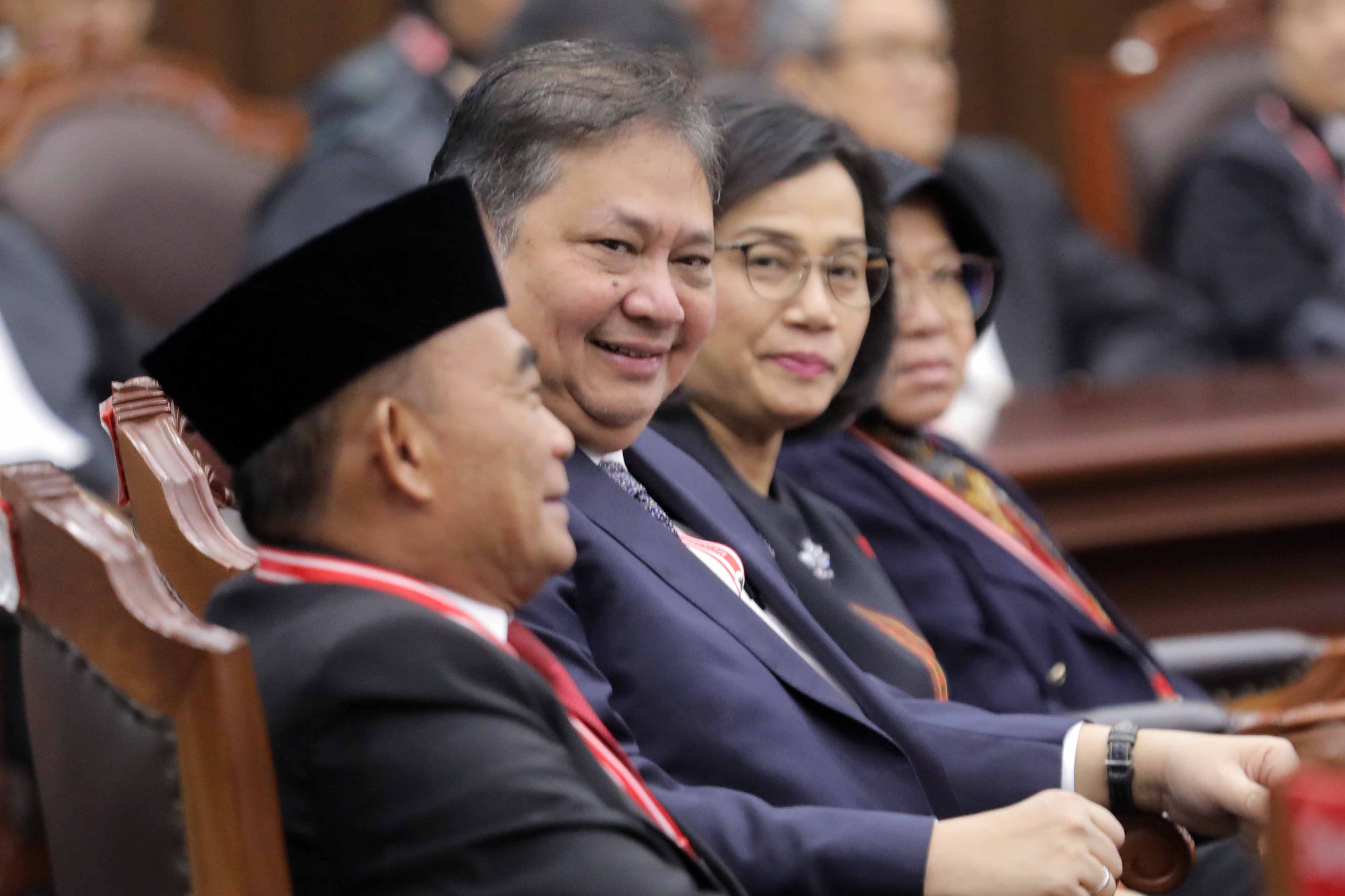 Hakim MK Pertanyakan Alasan Bansos Dirapel, Airlangga: Efisiensi Biaya