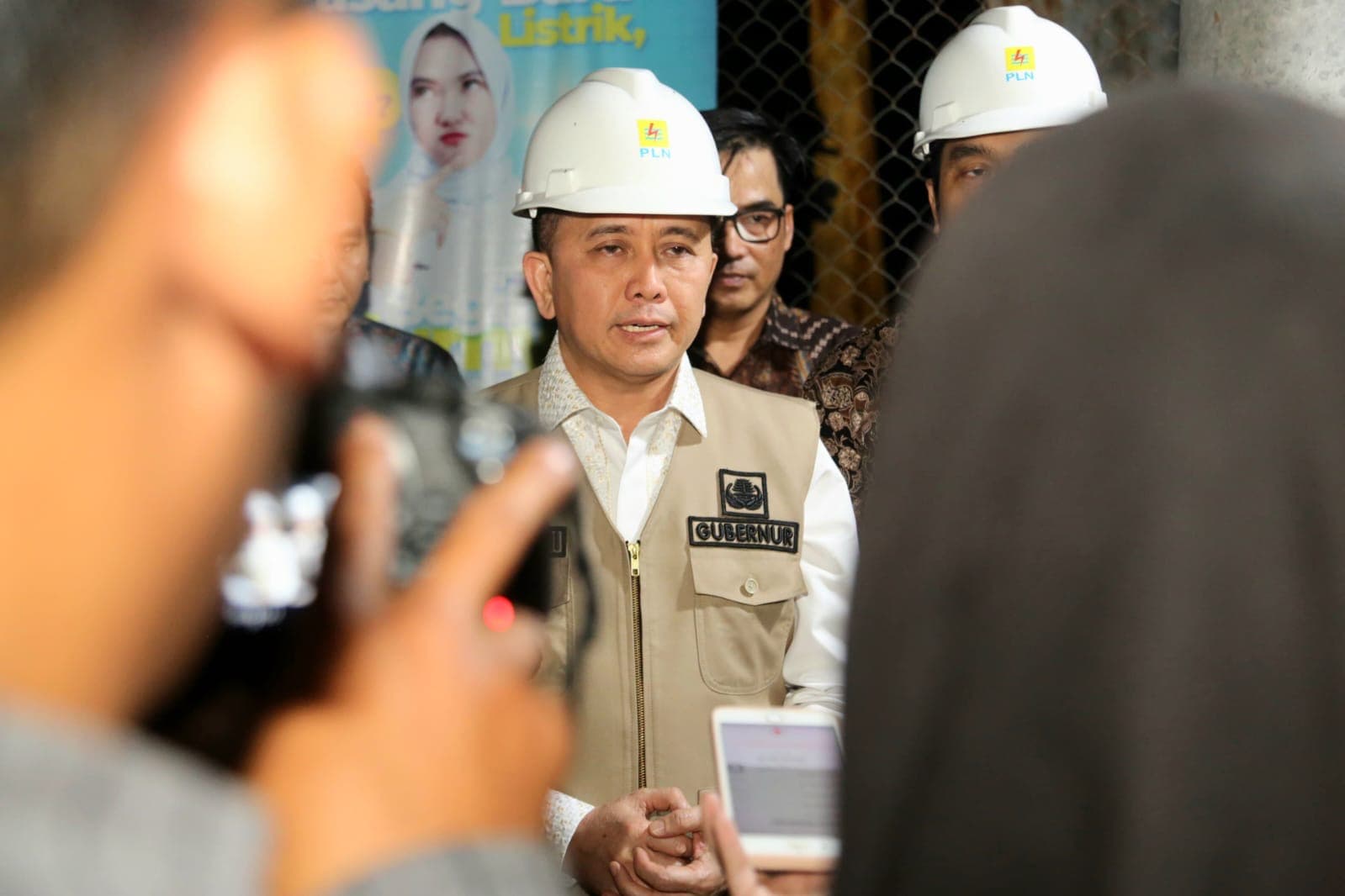 Pj Gubernur Agus Fatoni Resmikan Penyalaan Perdana Listrik PLN di Kecamatan Babat Supat Kabupaten Muba