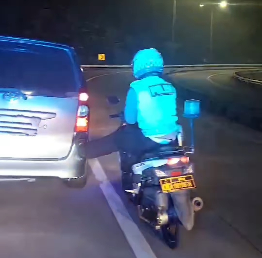 Tak Biasa, Personel Satlantas 'Step' Mobil Mogok di Tol, Netizen: Kuat Banget Kakinya