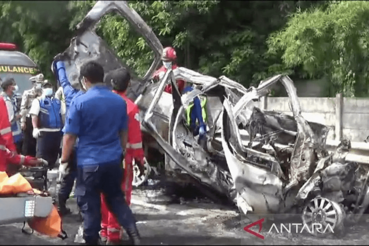 Polisi Ungkap Identitas Pemilik Mobil Grand Max yang Hangus Terbakar dalam Kecelakaan Tol Japek