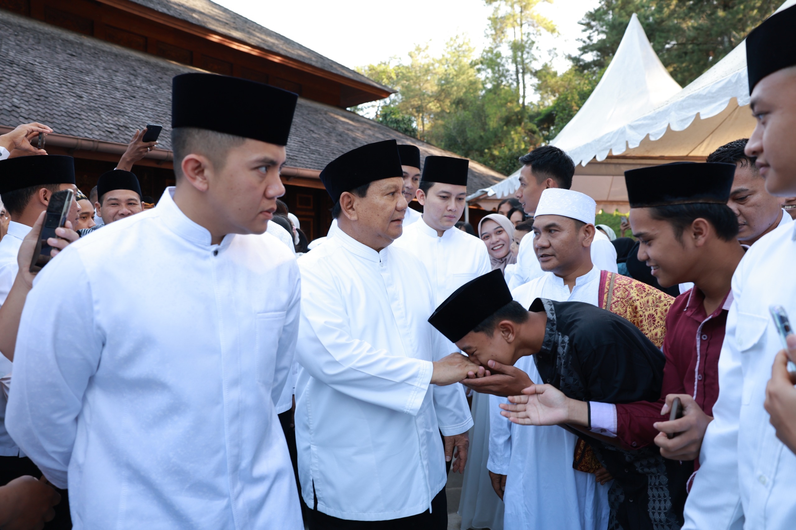 Prabowo Disambut Antusias oleh Warga Bojong Koneng Saat Shalat Idul Fitri