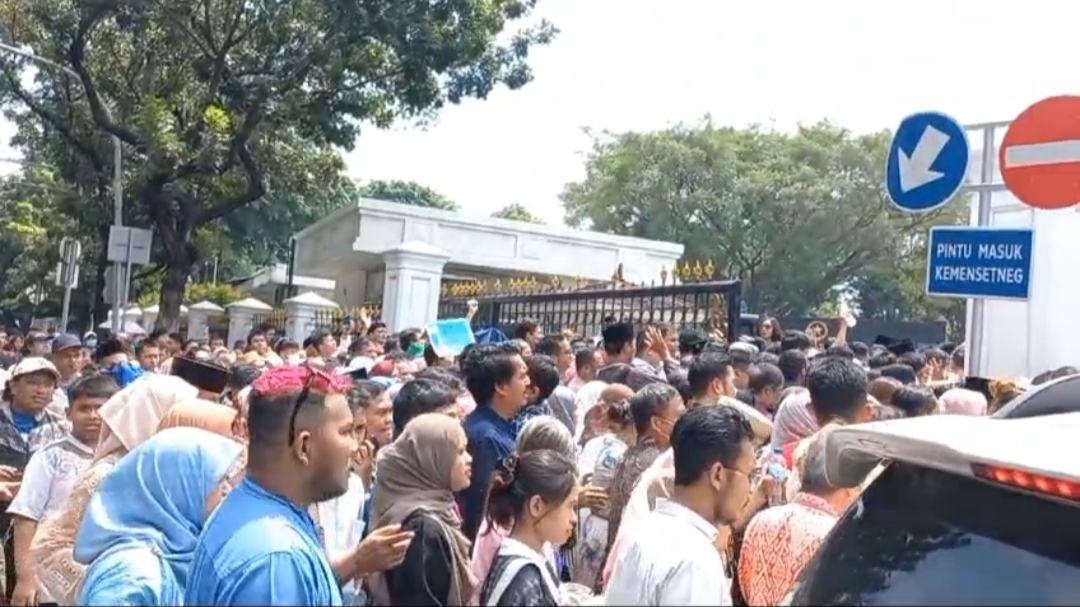 Pengunjung Open House Jokowi Membludak, Warga Paksa Masuk ke Istana Negara
