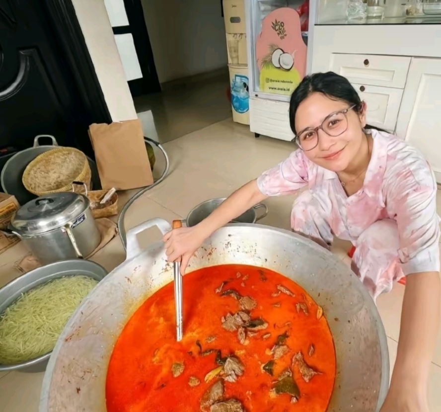 Masak Rendang Pakai Gas Melon, Prilly Latuconsina Minta Maaf