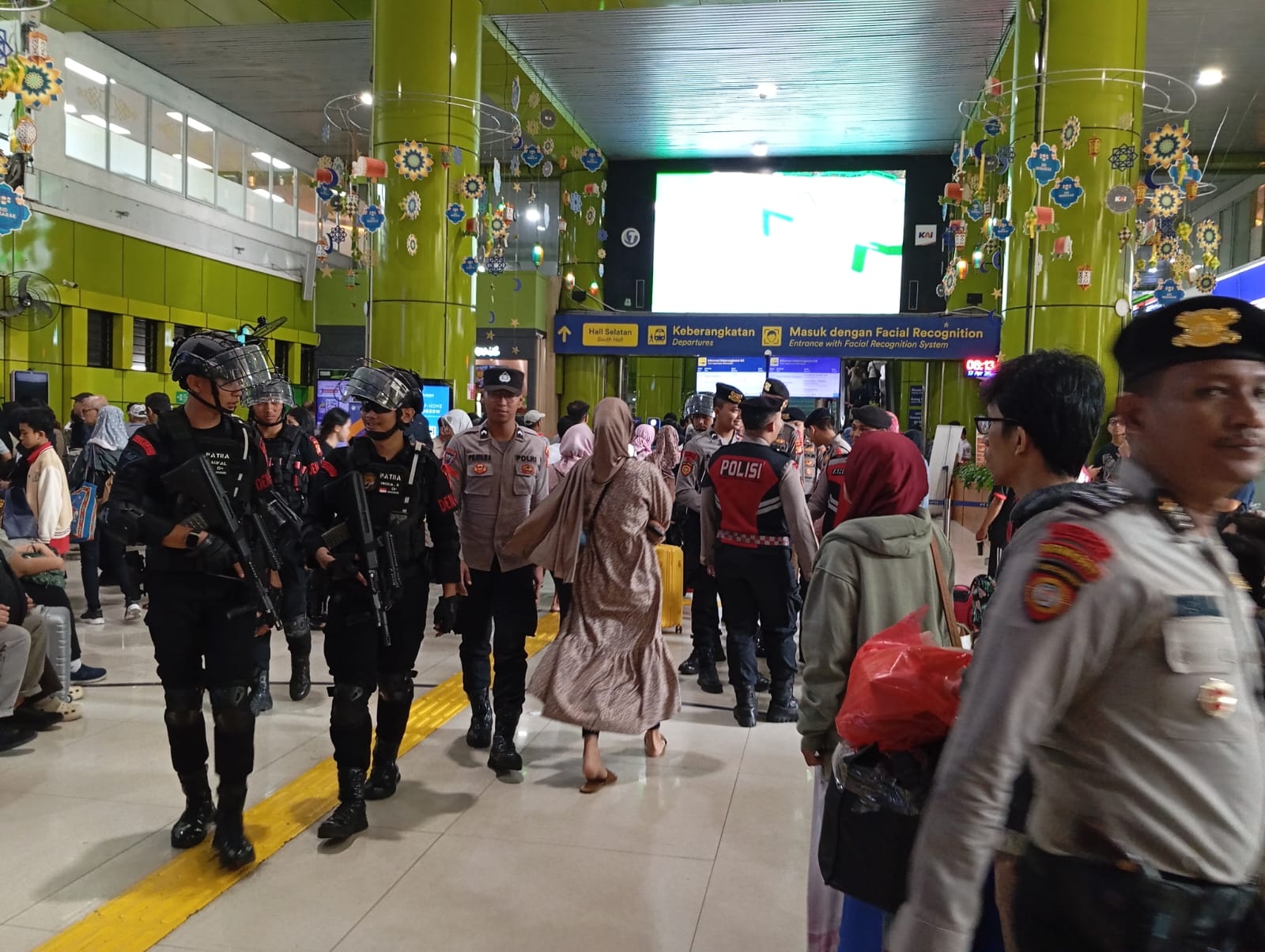 96 Personel Gabungan Amankan Arus Balik Lebaran di Stasiun Gambir dan Pasar Senen