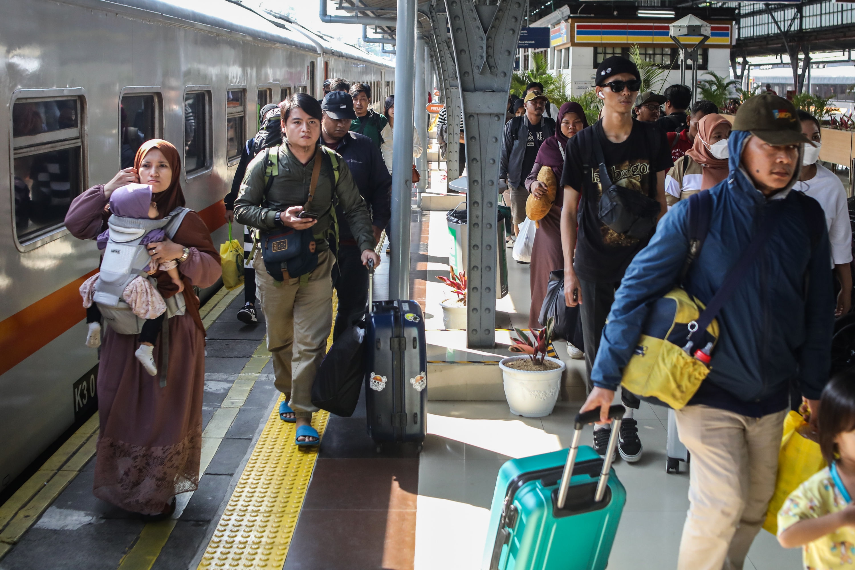 Keberangkatan 10 KA Jarak Jauh Dialihkan dari Gambir ke Jatinegara Karena Demo