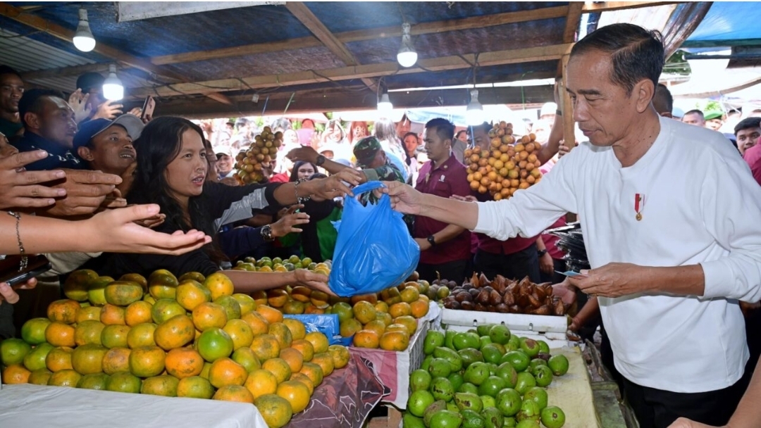 Momen Jokowi Borong Buah Lokal di Pasar Buah Berastagi