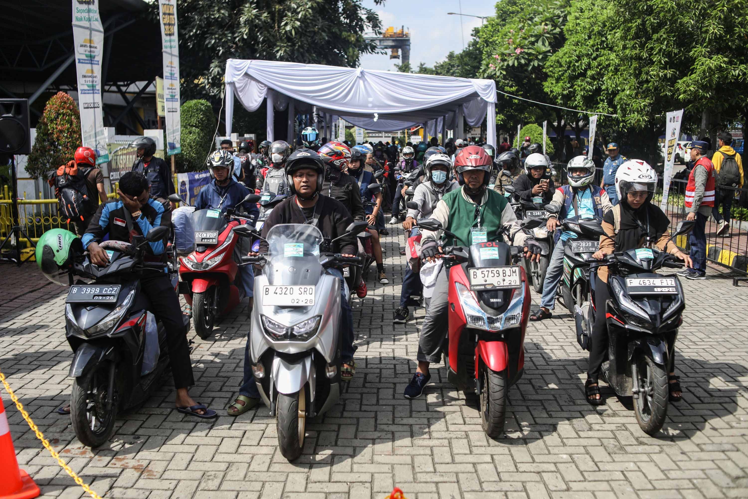 Arus Balik Lebaran 2024, Ribuan Peserta Mudik Gratis Sepeda Motor Naik Kapal Laut Tiba di Jakarta