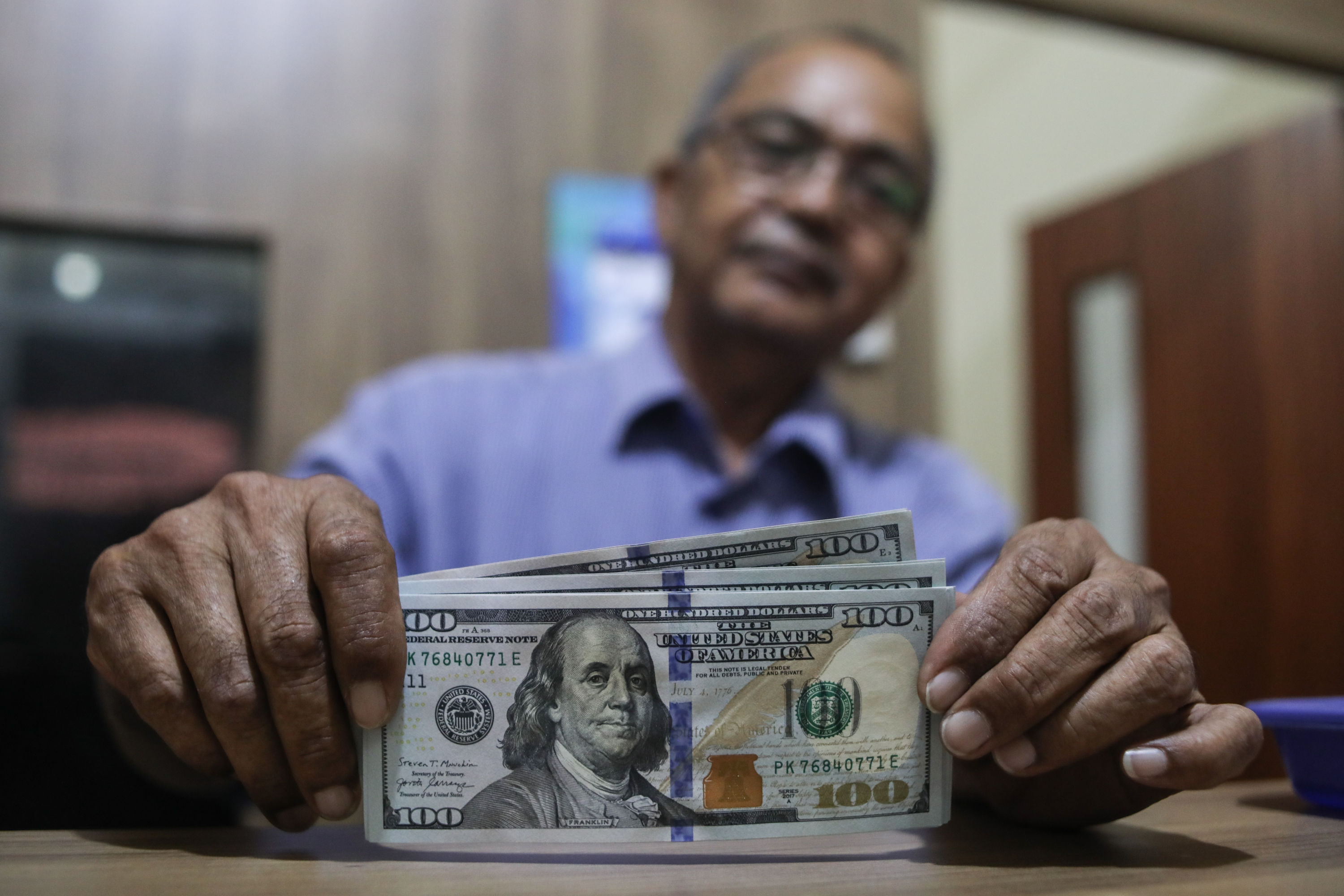 Pasar Fokus ke FOMC Akhir Pekan Ini, Rupiah Turun Tipis 4 Poin ke Rp16.259