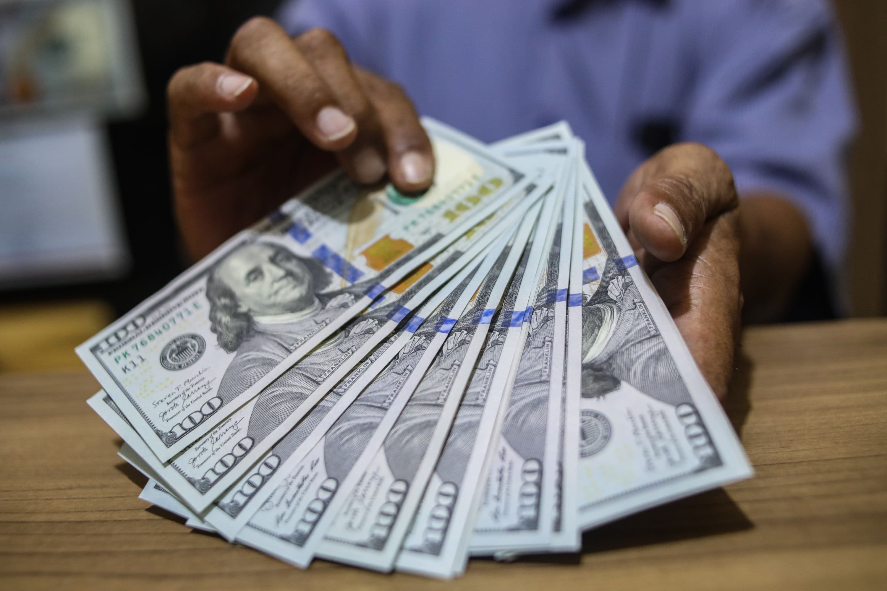 Rupiah Ambruk 39 Poin ke Rp16.298 Imbas Ekspektasi Pemangkasan Fed Rate