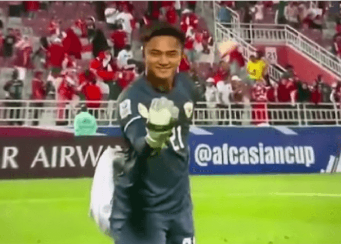 Momen Selebrasi Wasit Timnas Ernando Ari Pose Ala Bruce Lee, Netizen: Bisa Buat Nagih Utang di WhatsApp!