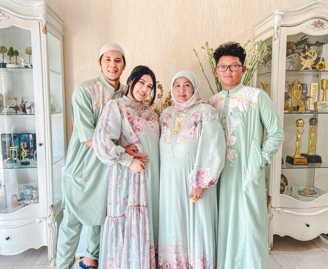 Rumah Via Vallen Digeruduk Massa karena Sang Adik Diduga Gelapkan Motor, Pihak Keluarga Buka Suara