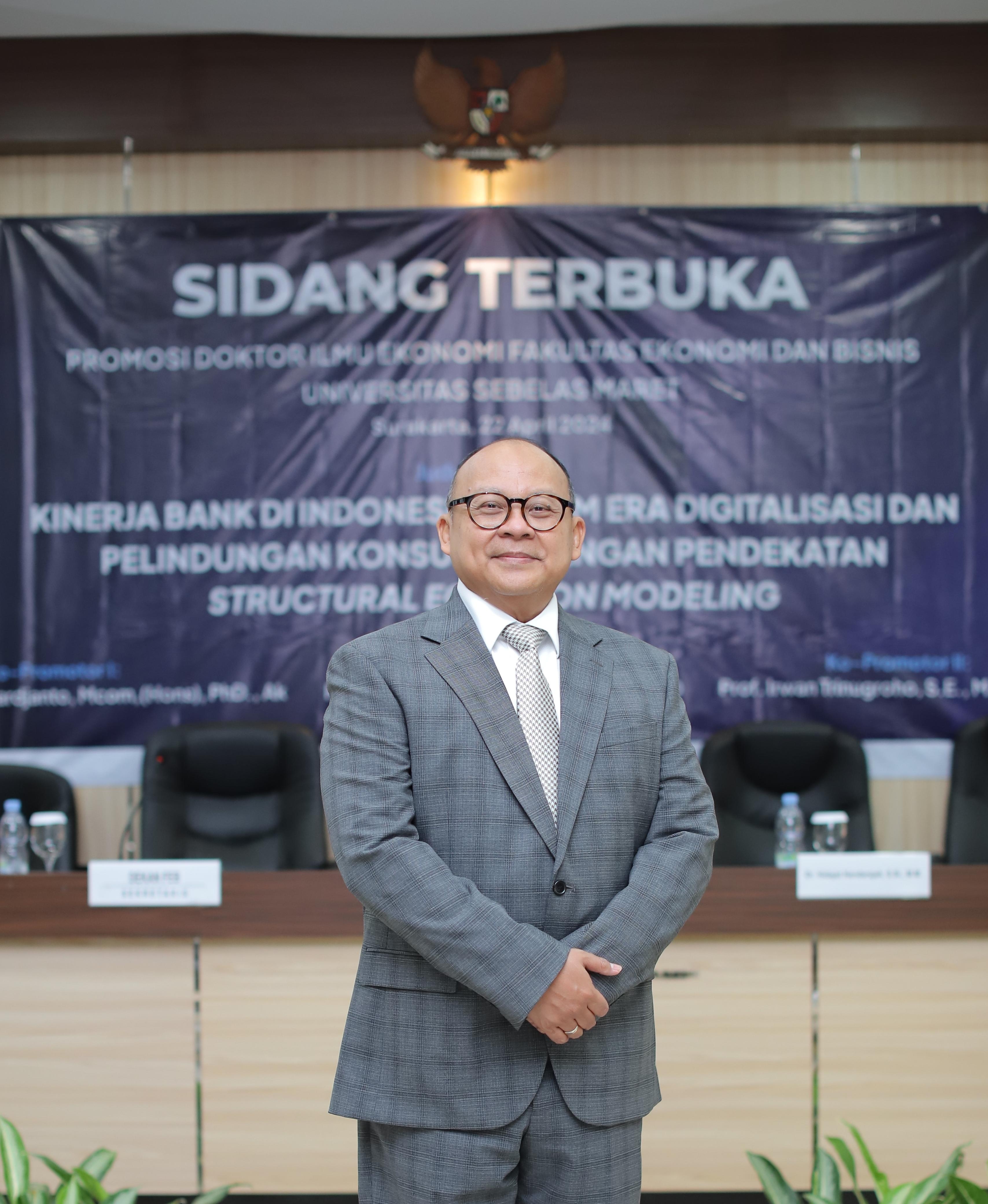 Penasihat Deputi Komisioner Senior Direktorat Operasional SDM OJK Raih Gelar Doktor dari UNS