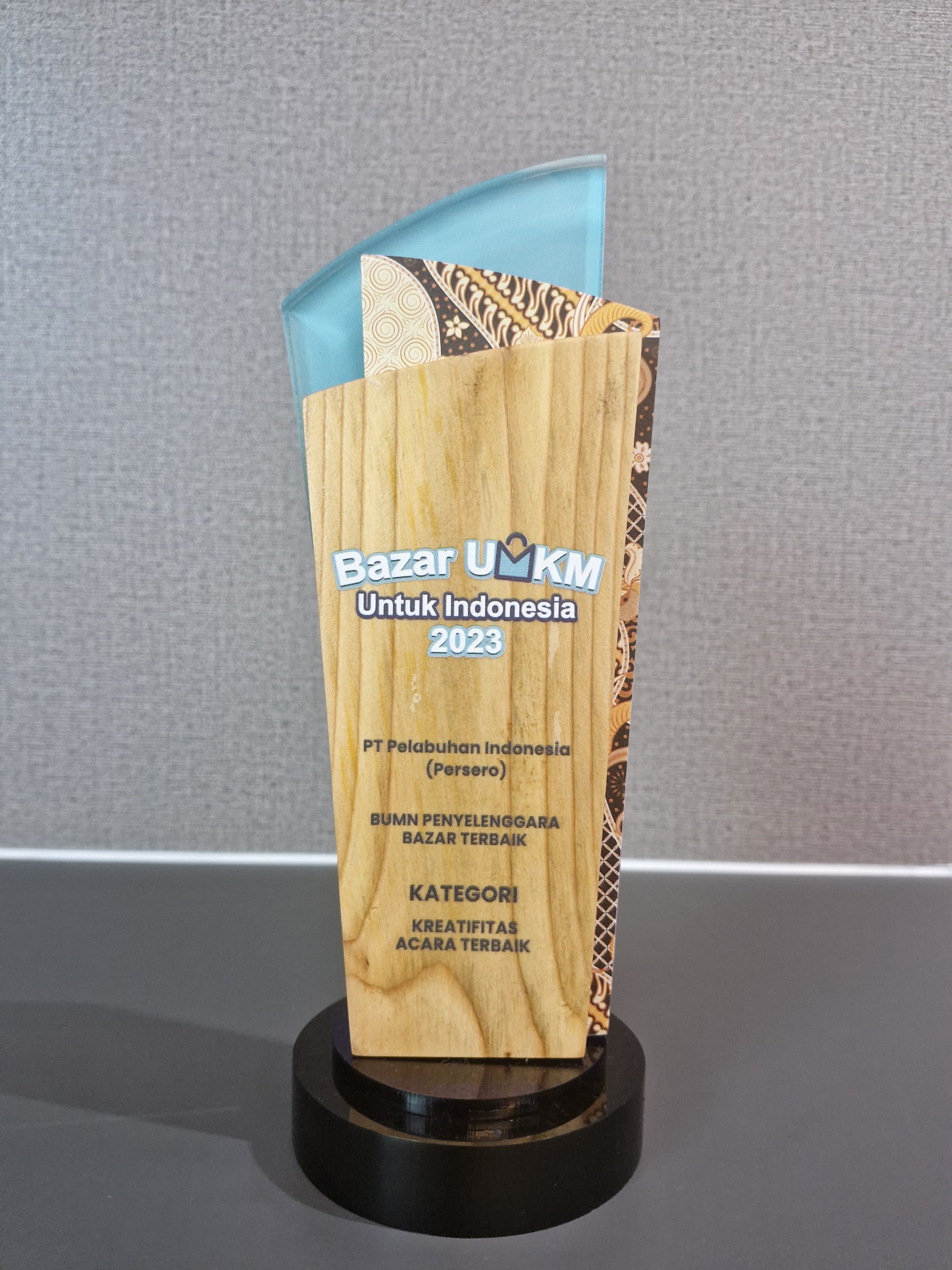 Pelindo Raih Penghargaan BUMN Penyelenggara Bazar Terbaik Bazar UMKM Untuk Indonesia 2023