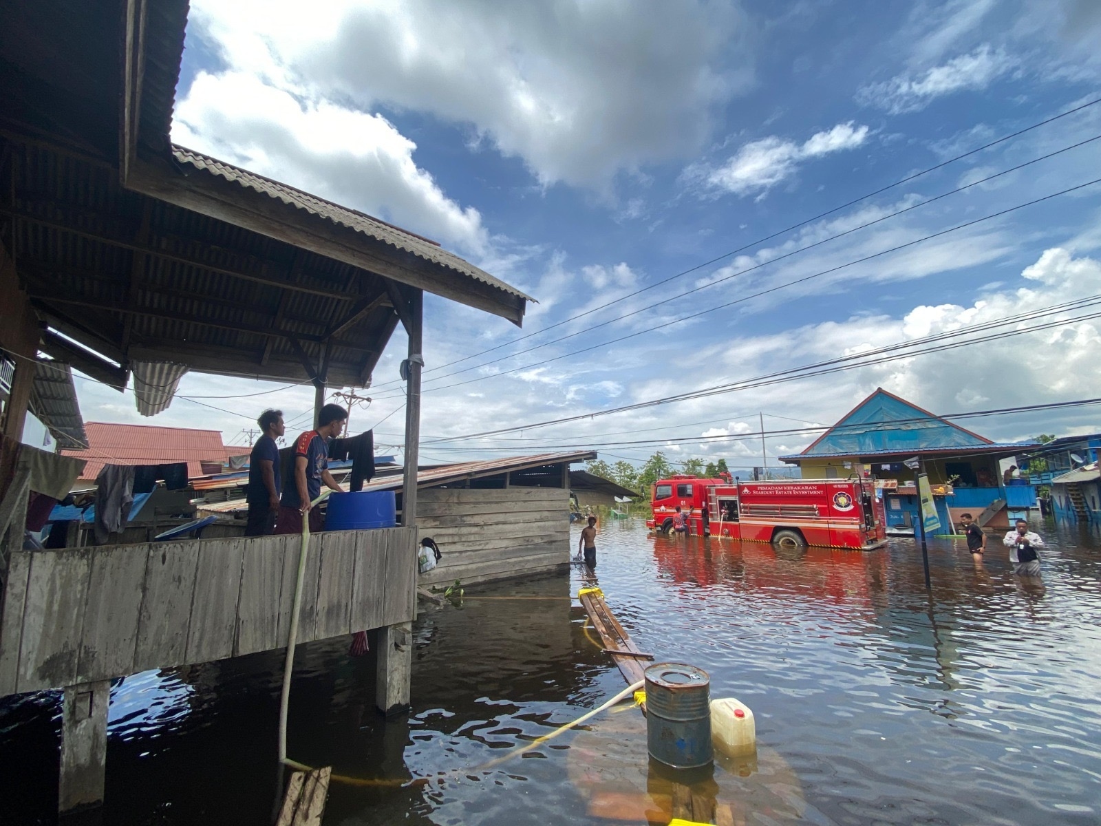PT SEI dan PT GNI Bantu Suplai Air Bersih dan Beri Vitamin ke Warga Terdampak Banjir