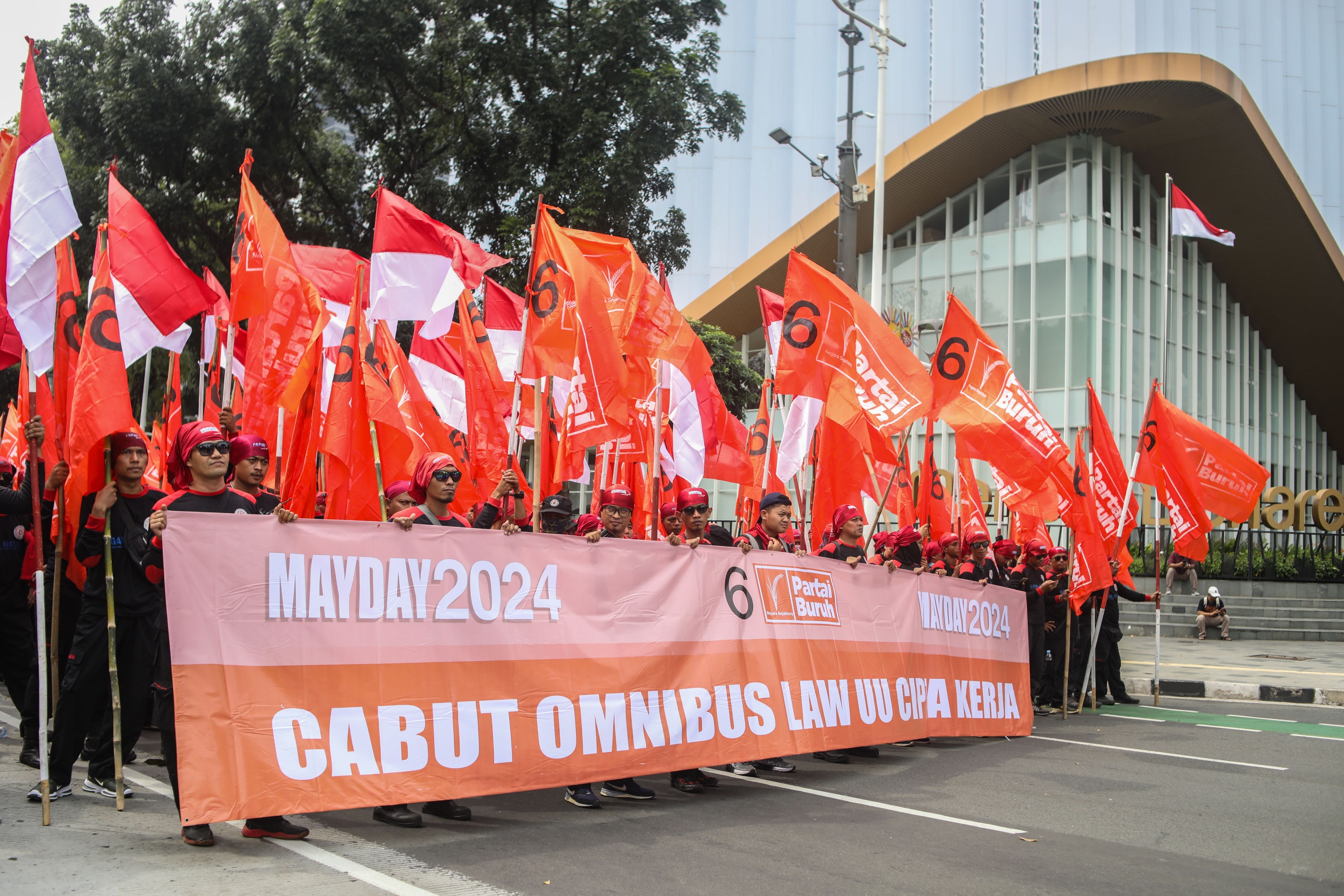 Mengapa Buruh dan Masyarakat Meminta Diterbitkan Perppu yang Baru?