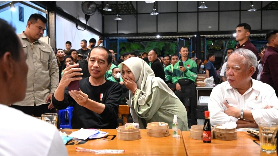 Kunker ke Mataram, Jokowi Sempatkan Makan Mie Gacoan