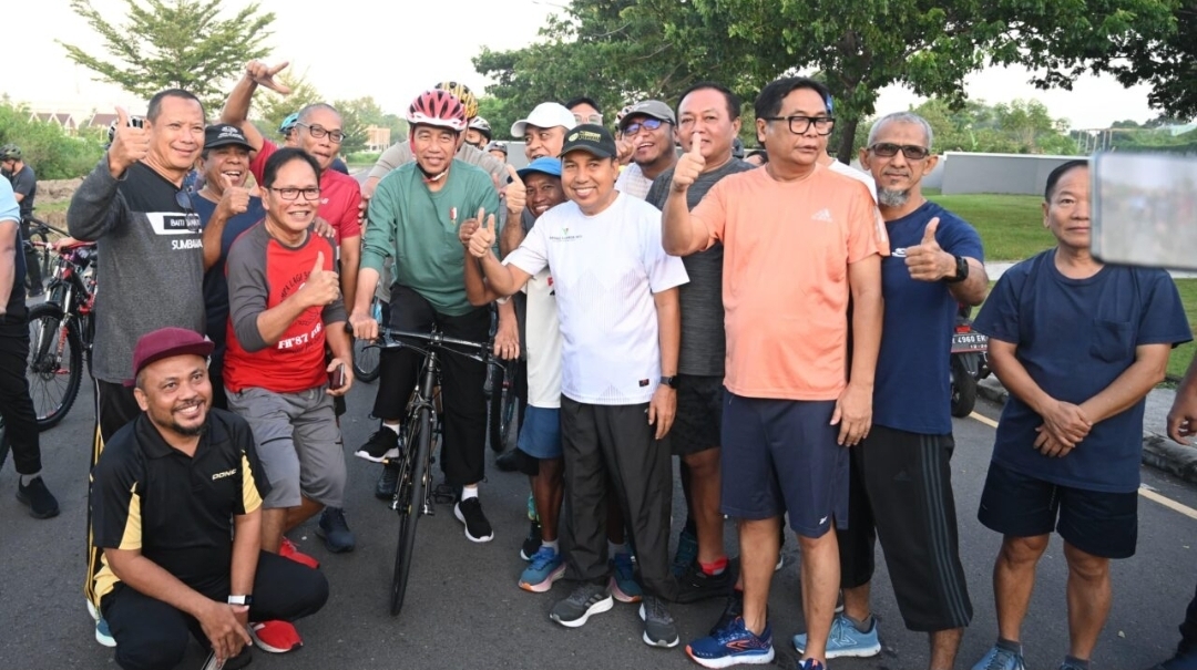 Jokowi Nikmati Pagi di Mataram dengan Gowes Sepeda Bambu