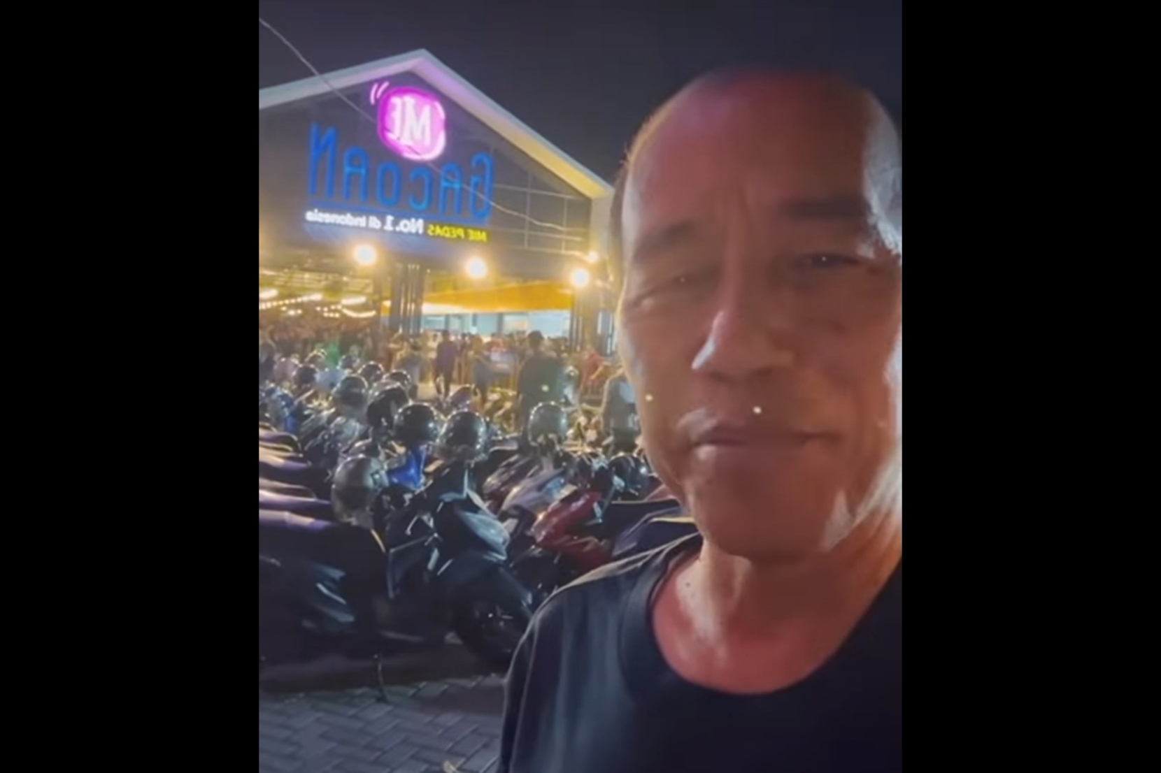 Momen Jokowi Makan Mie Gacoan Level 1 di Mataram: Pedas Sekali