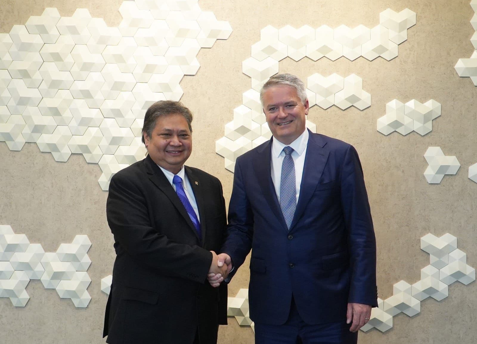 Aksesi OECD dan Diplomasi Total Football