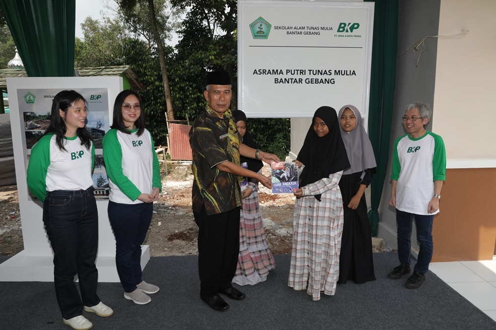 Tak Lagi Tidur di Bangunan Bambu Beralaskan Tikar, Siswi di Sekolah Pemulung Bantargebang Kini Punya Asrama Layak Huni