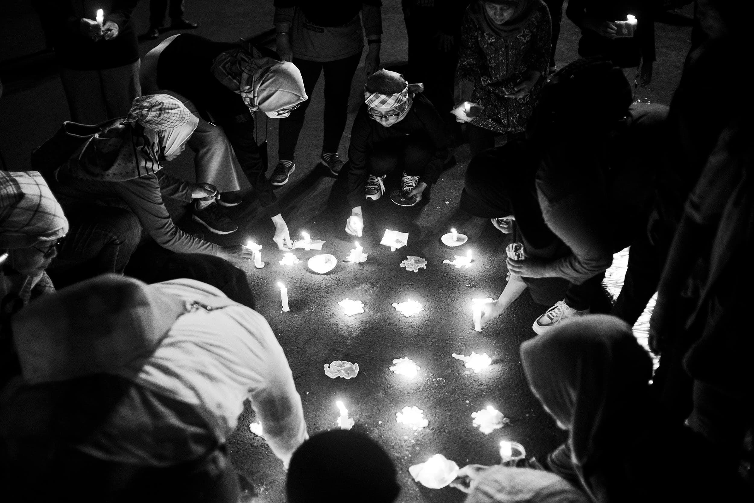 Bagaimana Suasana yang Ingin Diciptakan oleh Penyair Lilin Kecil dalam Sinar Kegelapan?