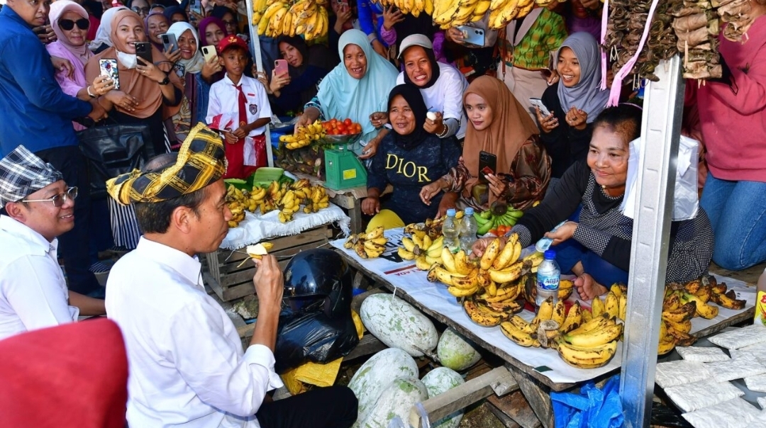 Kunjungi Pasar Laino Raha, Jokowi Makan Pisang Susu Sambil Jongkok
