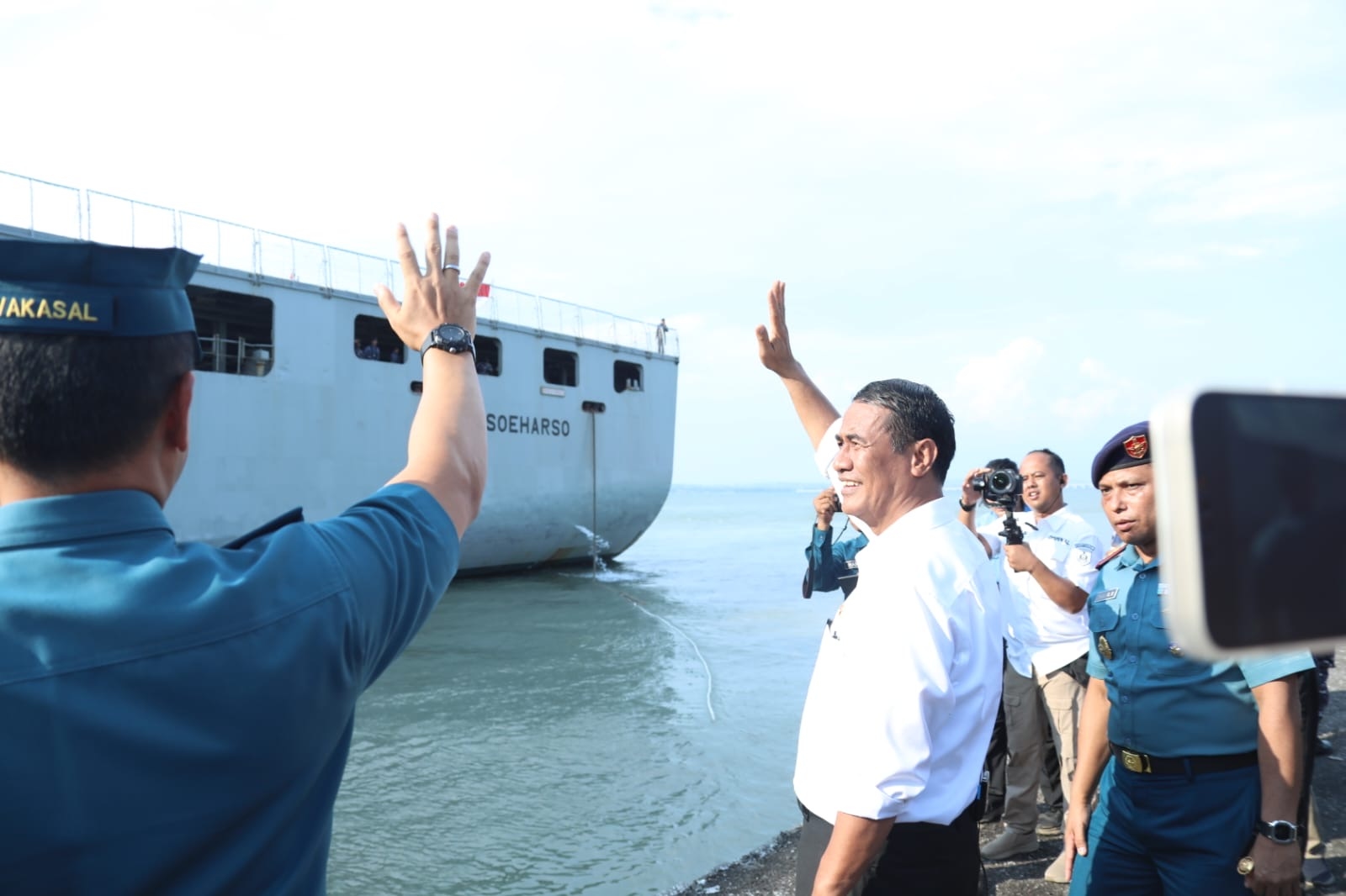 Mentan Amran bersama Wakasal Lepas Brigade Alsintan Menuju Merauke, Papua Selatan