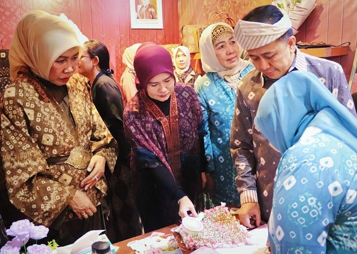 Pj Gubernur Sumsel Agus Fatoni Ajak Masyarakat Cintai Produk Lokal