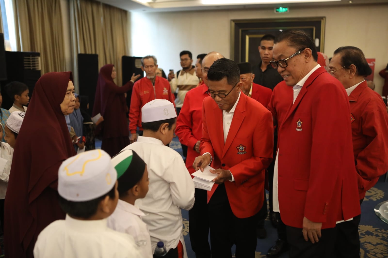 HUT ke-64, Depinas SOKSI Beri Santunan Anak Yatim Hingga Ziarah ke Pendiri