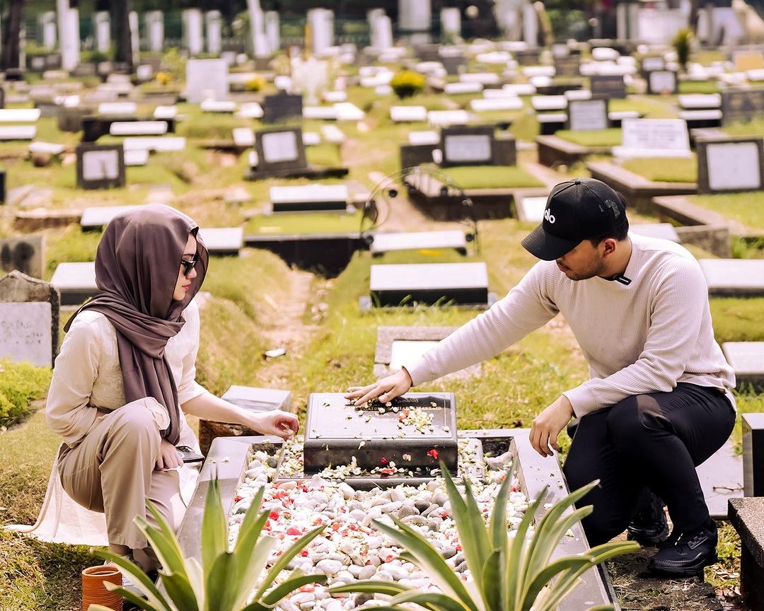 Sambangi Makam Adjie Massaid, Thariq Halilintar Minta Izin Nikahi Aaliyah Massaid