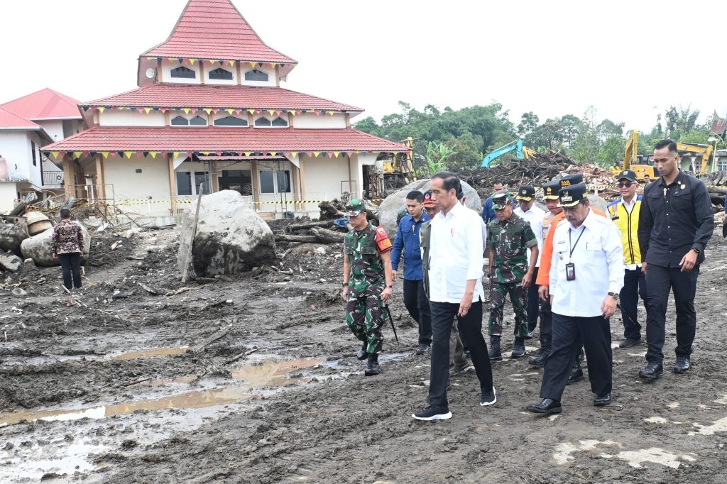 Tinjau Lokasi Banjir Bandang, Jokowi Kebut Infrastruktur di Sumbar Kembali Normal