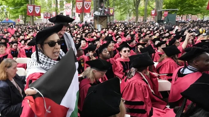 Serukan Free Palestine, Ratusan Wisudawan Harvard Walk Out Usai 13 Mahasiswa Kena Sanksi karena Bela Gaza