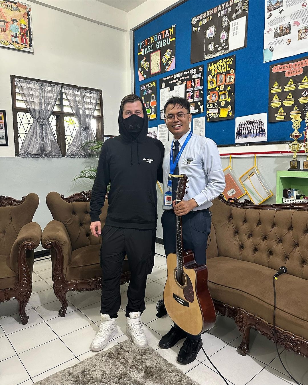 Siapa Itu Tri Adinata? Guru Musik Viral yang Ditemui Alan Walker hingga Diundang Tampil di Konser Walkerworld