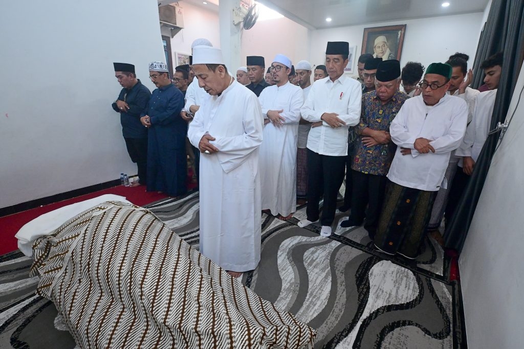 Takziyah ke Rumah Duka Almarhumah Syarifah Salma, Jokowi Ikut Shalat Jenazah