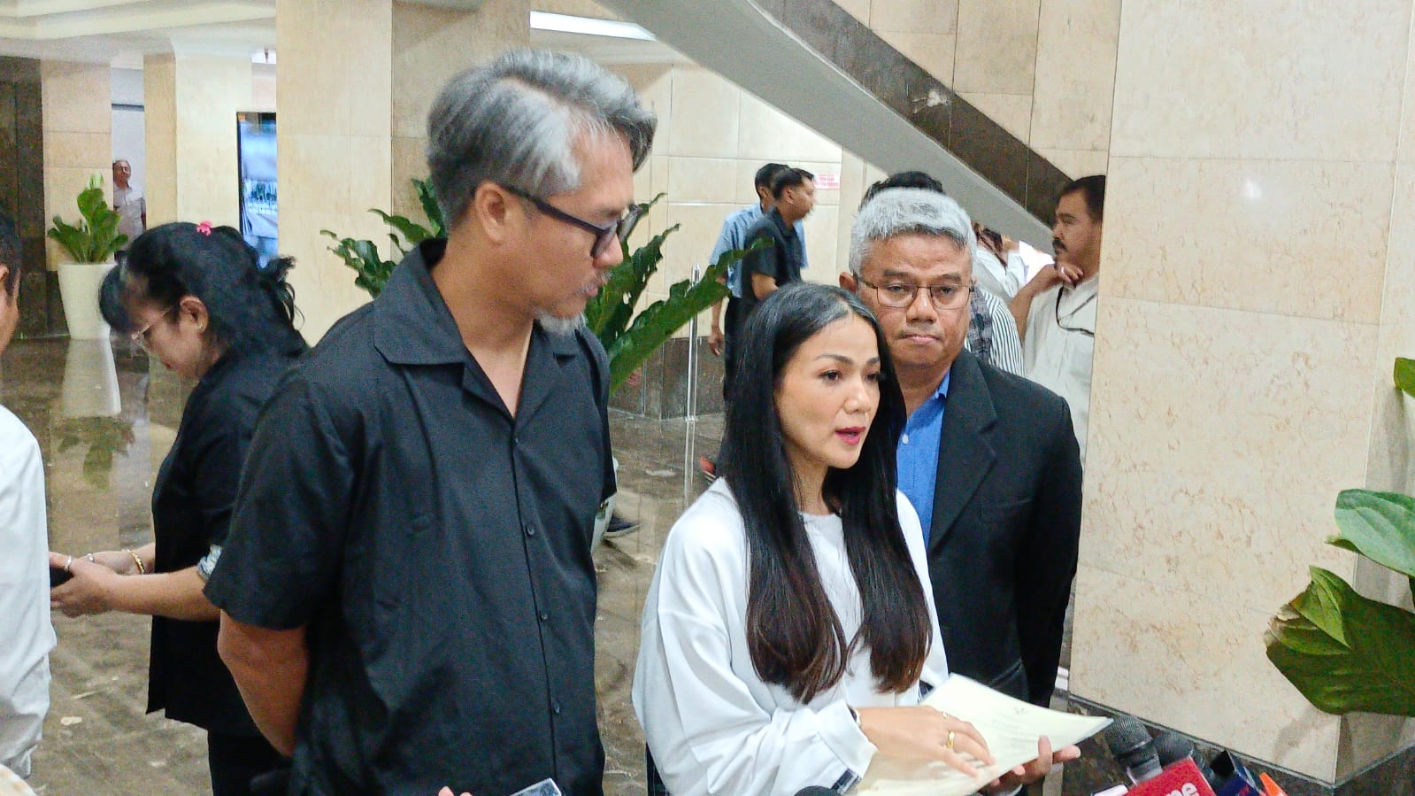 Nirina Zubir Ingin Bantu Masyarakat Korban Kasus Mafia Tanah