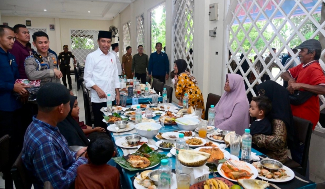 Jokowi Ajak Warga Makan Siang Sambil Bagi-bagi Sembako