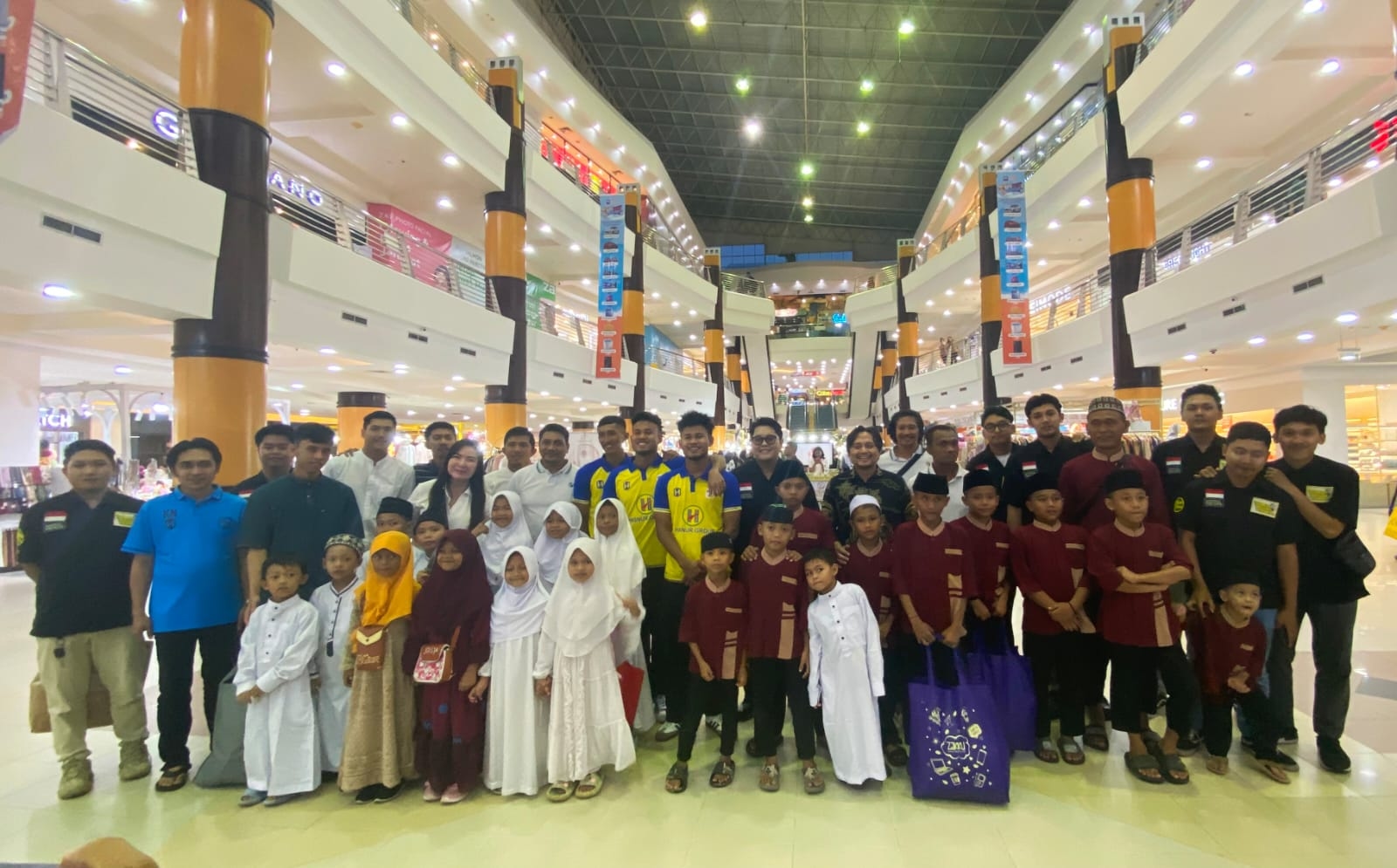 Hasnuryadi Sulaiman Berbagi Kebahagiaan dengan Anak Yatim