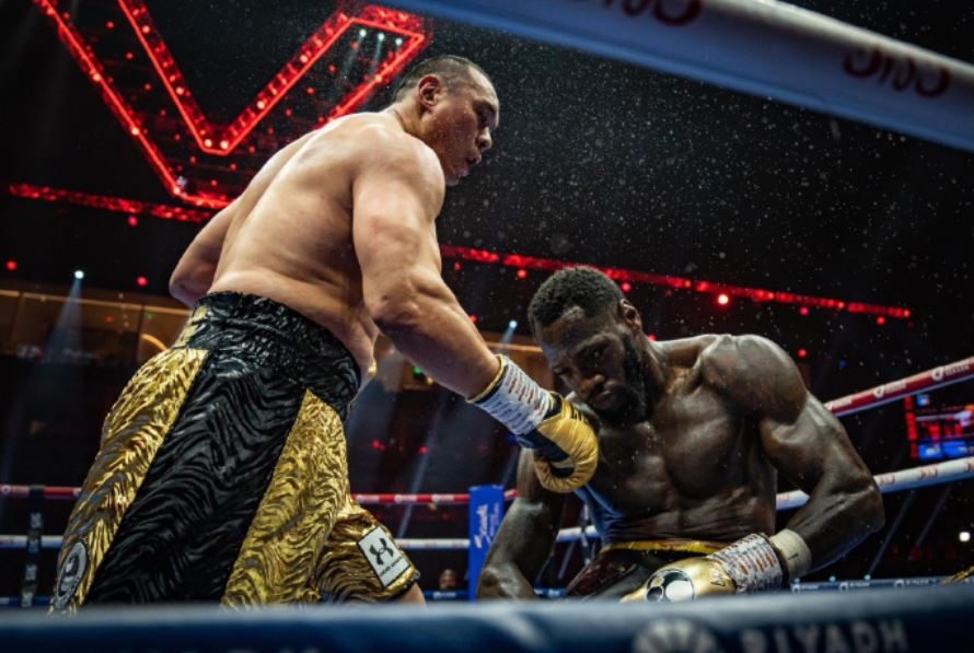 Spektakuler! Zhilei Zhang Tumbangkan Deontay Wilder dalam Pertarungan Lima Ronde