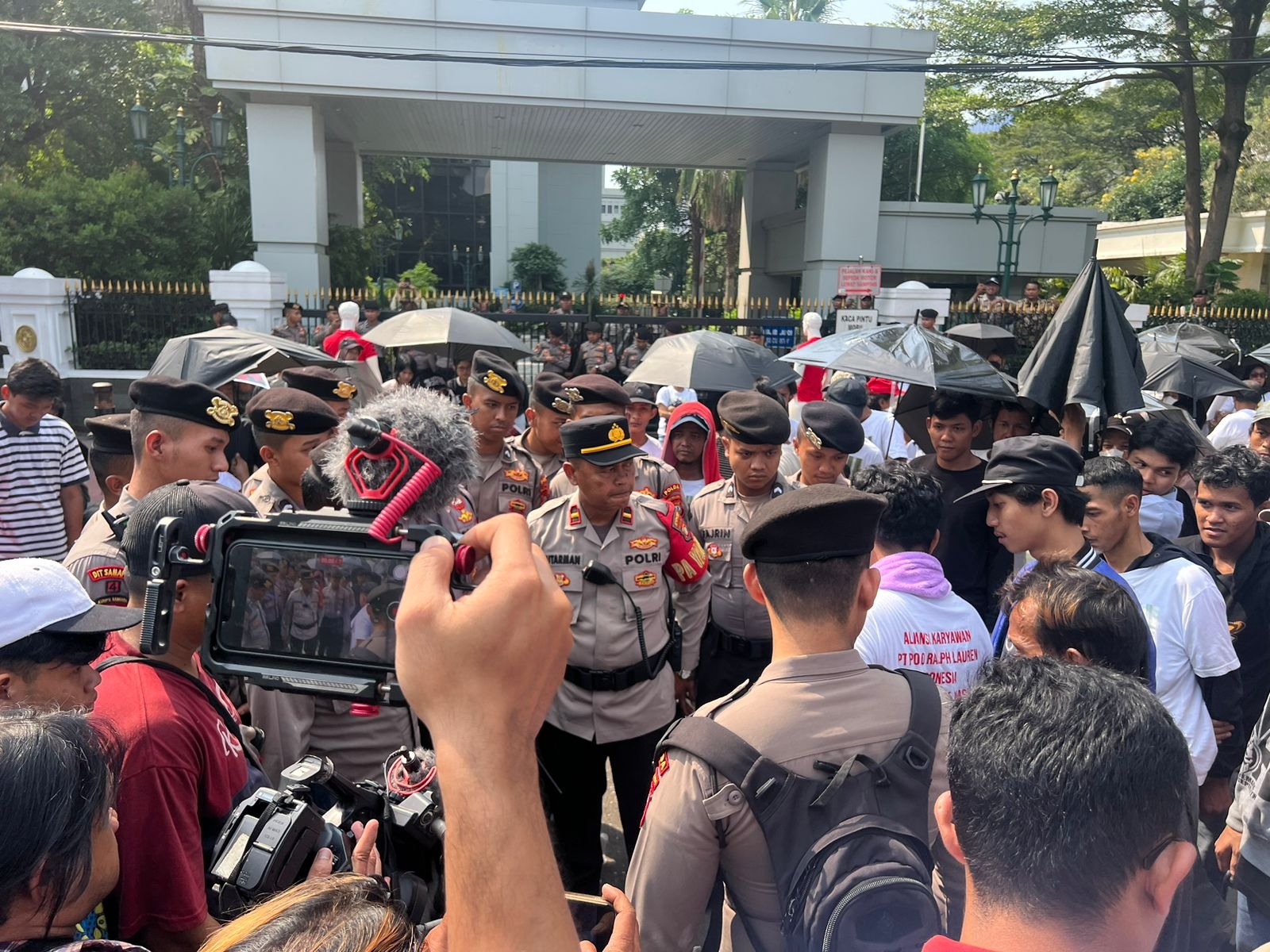 Kronologi Ricuh Demo Karyawan Polo Ralph dan PT Manggala Putra Perkasa di Depan MA