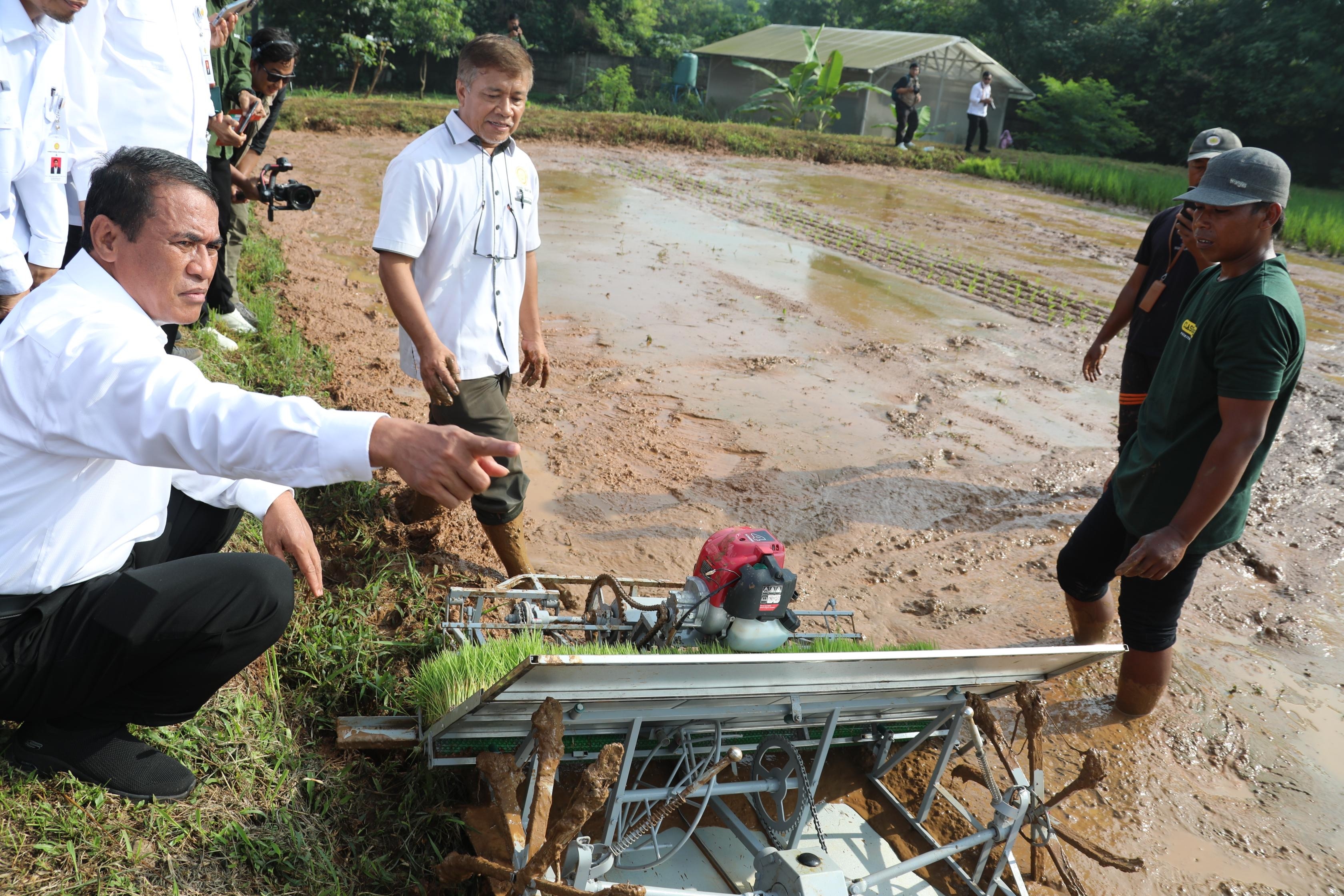 Mentan Pantau Langsung Proses Uji Alsintan Untuk Produksi Massal