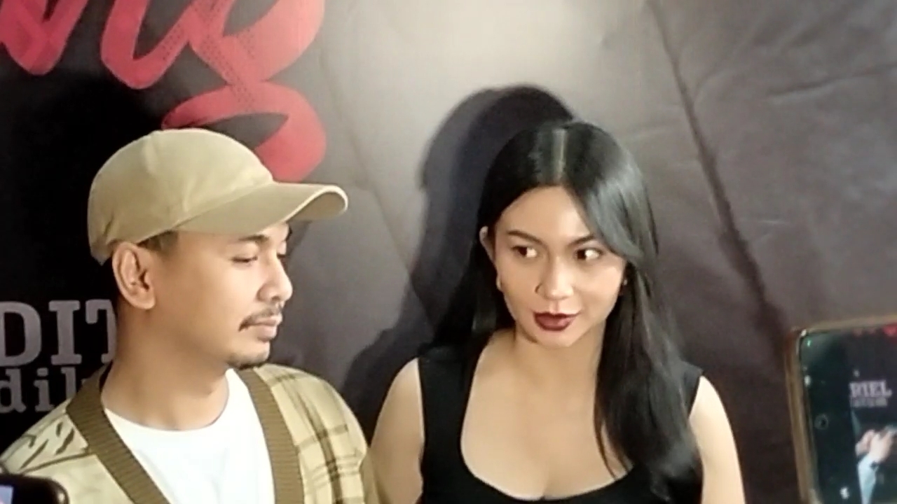 Raditya Dika Belajar Rokok dari Ariel Tatum