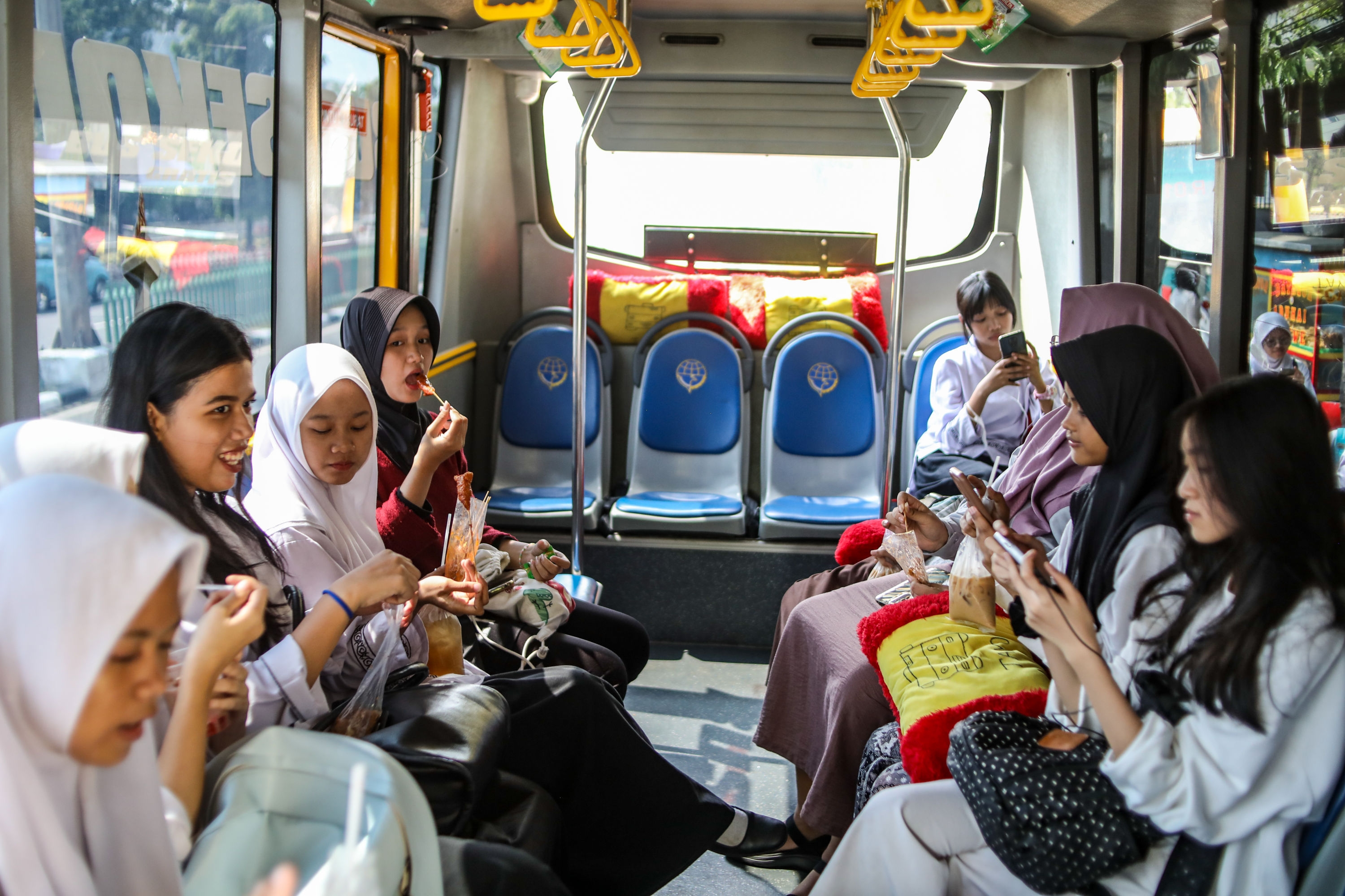 Bagaimana Kata “Menuntun” Saya Maknai dalam Konteks Sosial Budaya di Daerah Saya? Apa Dapat Saya Lakukan untuk Mewujudkan Pendidikan Anak yang Relevan
