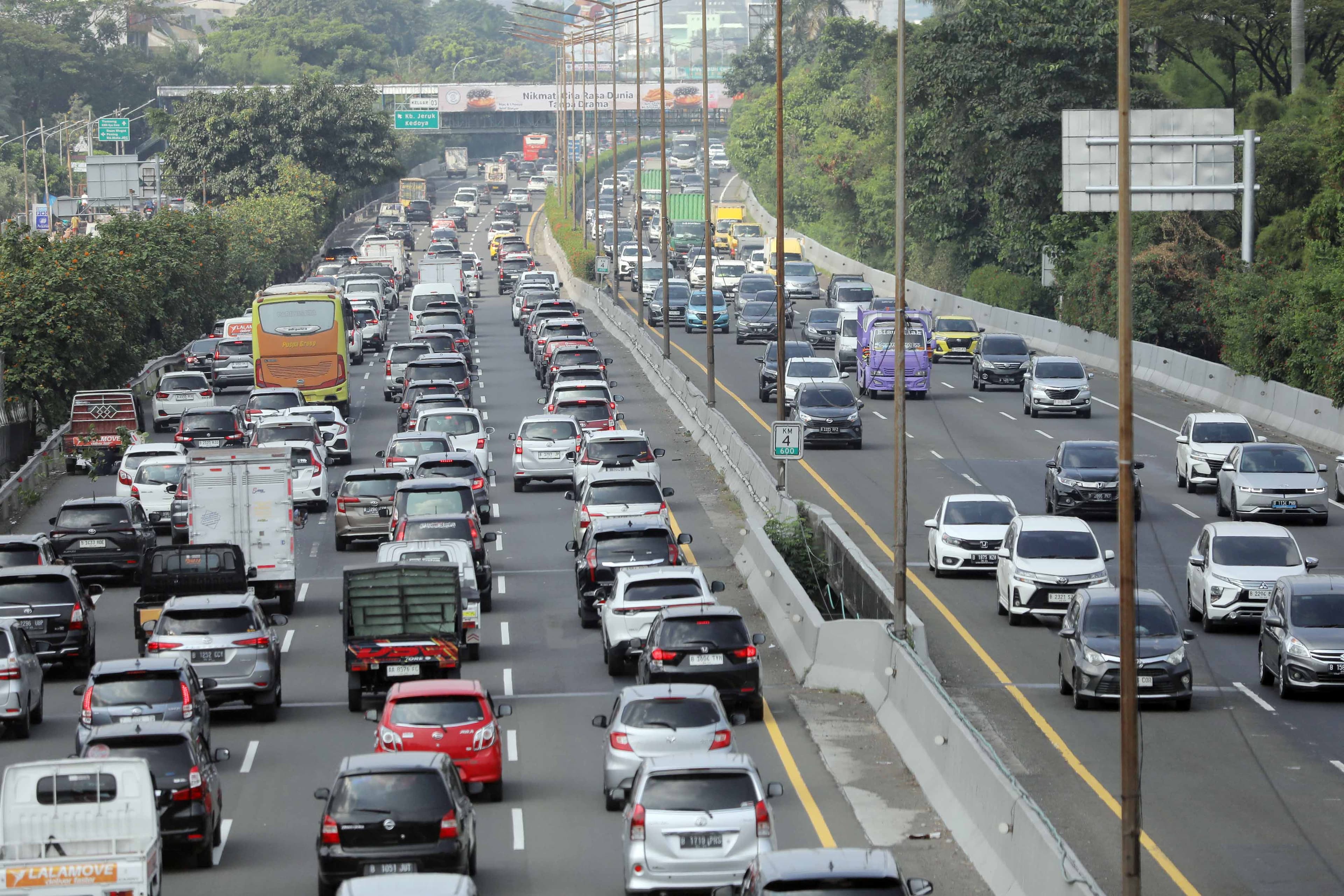 Survei: 49,2% Warga Jabodetabek Tidak Setuju Pembatasan Usia dan Jumlah Kepemilikan Kendaraan