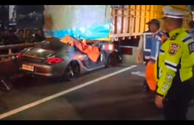 Porsche Ringsek Usai Tabrak Belakang Truk di GT Kuningan, Pengemudi Tewas di Lokasi
