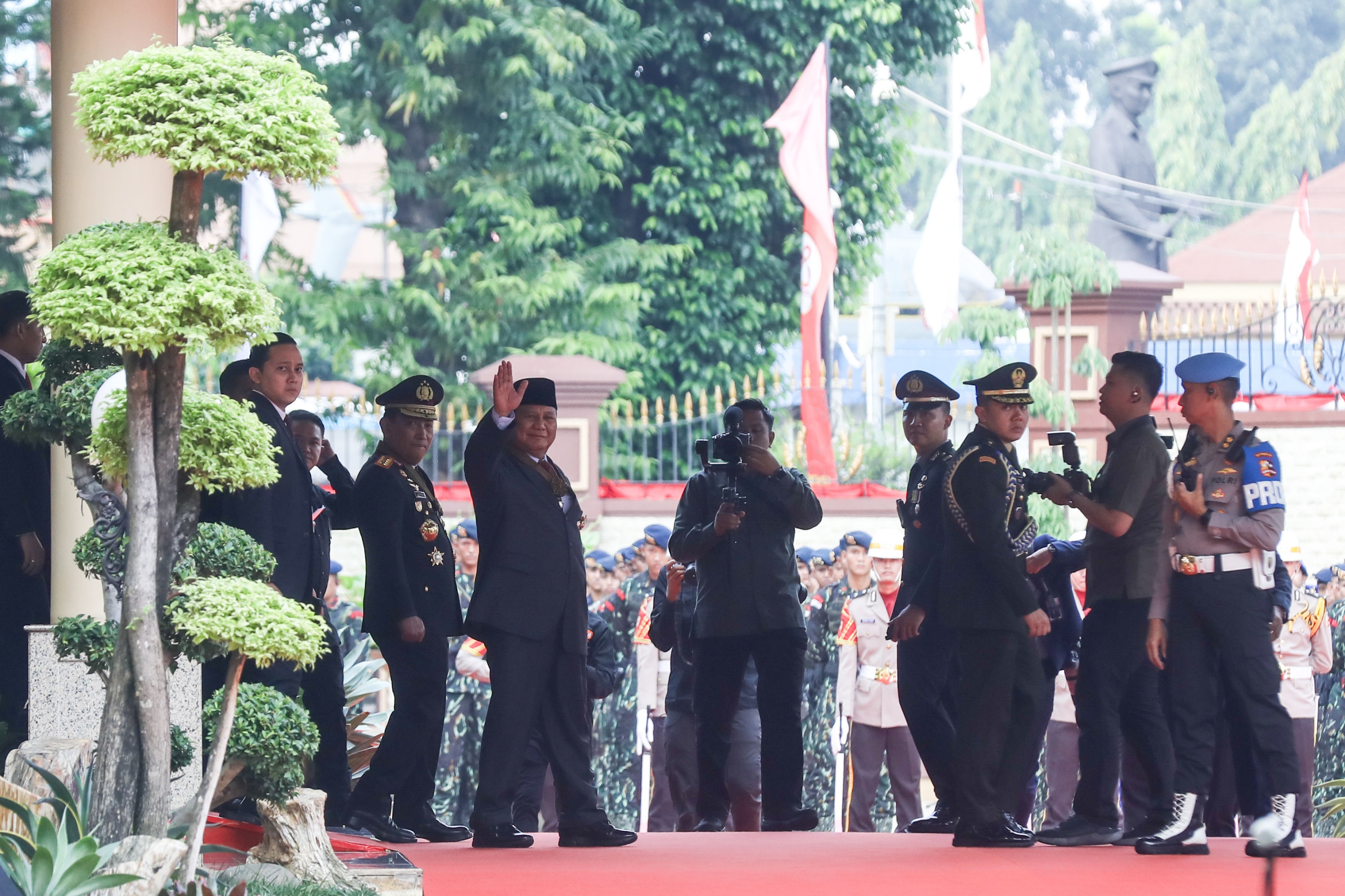 Prabowo Datangi Mabes Polri, Terima Tanda Kehormatan Bintang Bhayangkara Utama