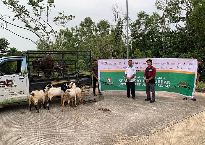 Rayakan Kebersamaan Idul Adha, Artha Graha Peduli dan Makmur Elok Graha Berbagi Daging Kurban kepada Warga Rempang dan Galang