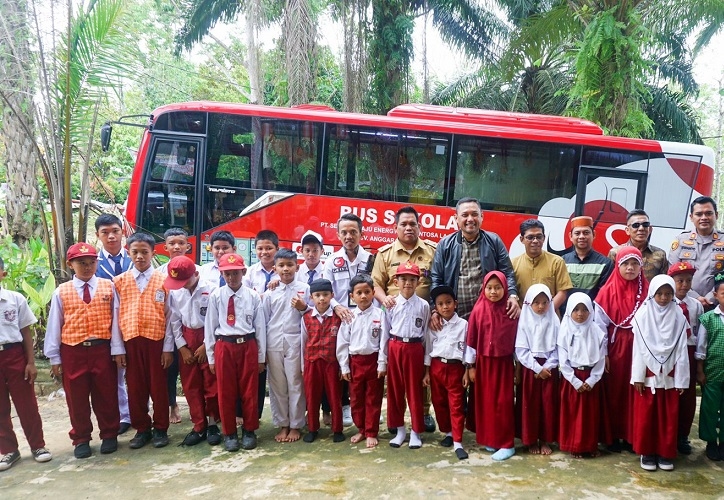 Peduli Pendidikan, PT Sentosa Laju Energy Beri Bantuan Bus Sekolah