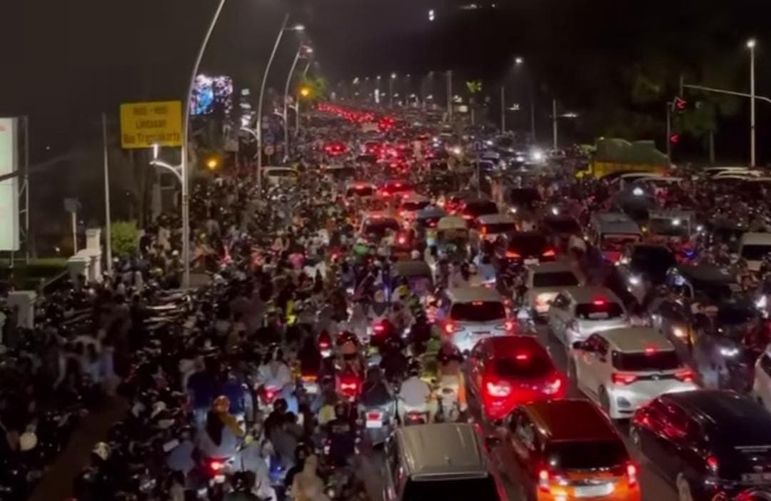 Puncak HUT ke-497 Jakarta, Kawasan Monas Sekitar Stasiun Gambir Macet Total